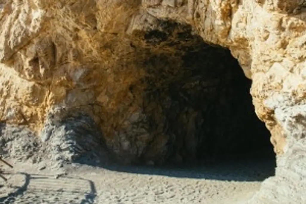 Descubren dientes de hace 4 mil años de antigüedad al interior de una cueva