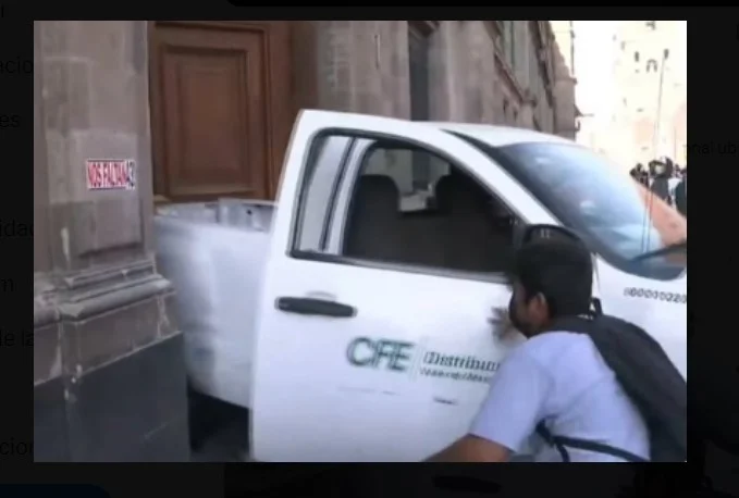 Normalistas de Ayotzinapa derriban puerta de Palacio Nacional