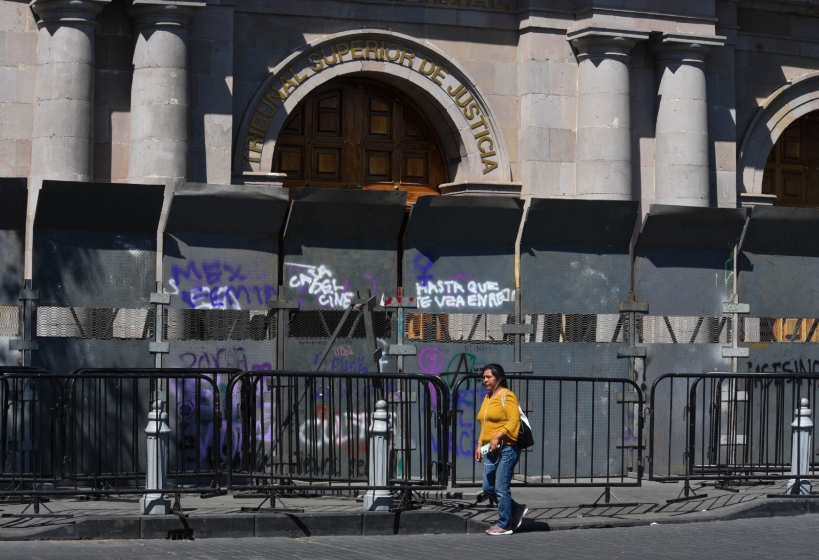 Protegen con vallas metálicas monumentos y edificios históricos de la CDMX previo al 8M