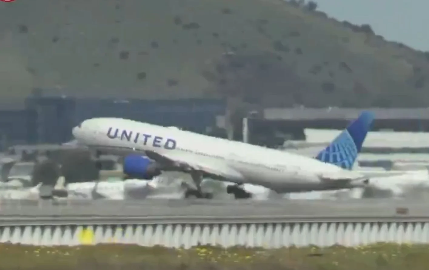 Avión de United Airlines pierde llanta en pleno vuelo y causa daños a tres autos