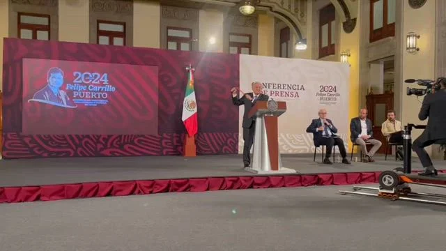 AMLO muestra resorteras, piedras y balines de presuntos normalistas que derribaron la puerta de Palacio Nacional