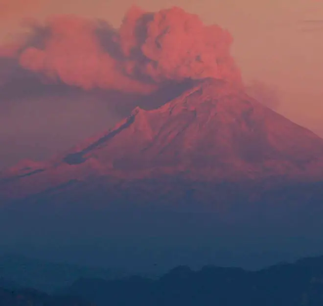 Alertan por aumento de enfermedades respiratorias por caída de ceniza del Popocatépetl