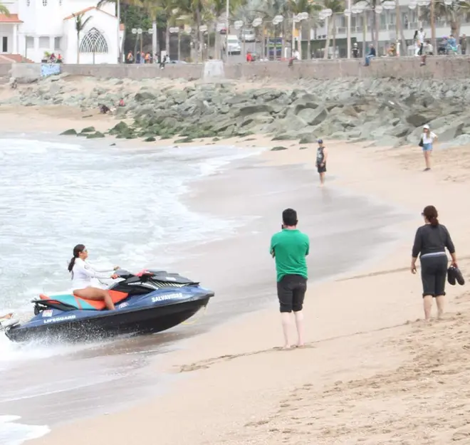 Pareja muere ahogada y 13 personas son rescatadas del mar en Mazatlán