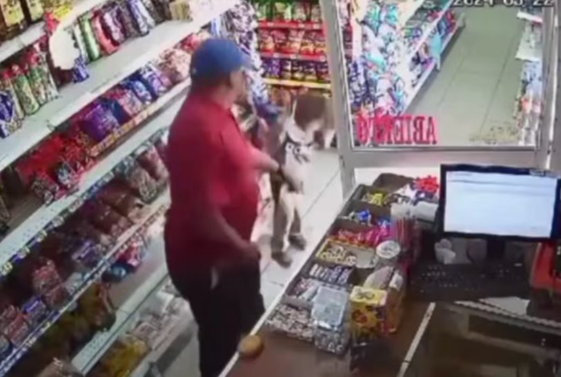 Hombre golpea brutalmente a niño de solo tres años en tiendita de abarrotes