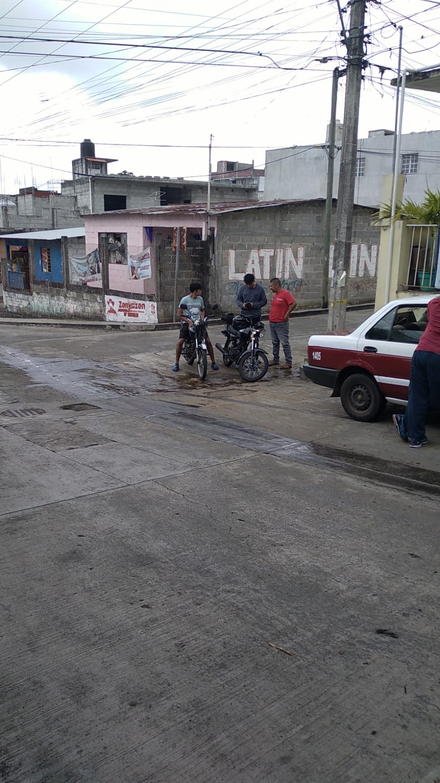 Motociclista se impacta en taxi que se encontraba  en sentido contrario