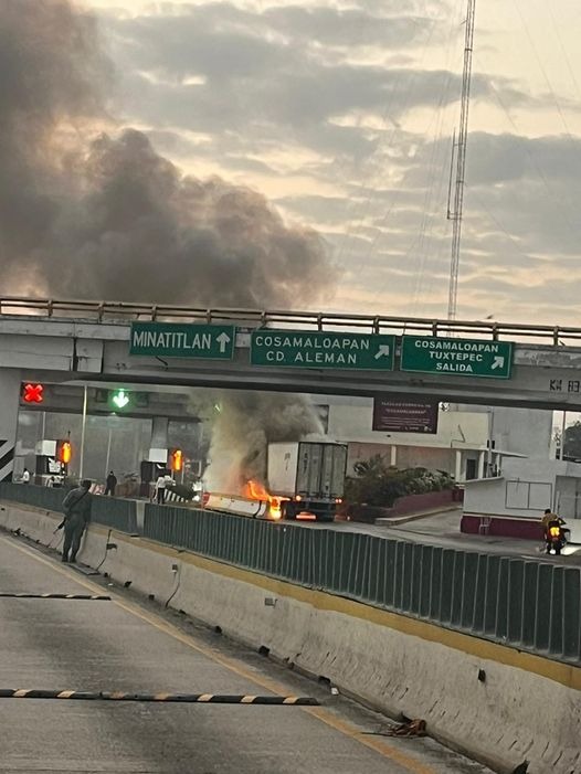 Reportan incendio de tráiler en caseta de cobro de Cosamaloapan