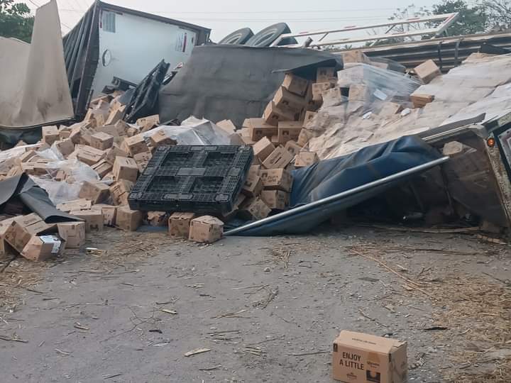 VUELCA TRAILER CARGADO DE CERVEZA.