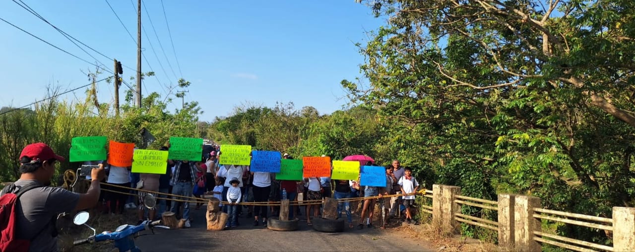 Bloquean carretera en el Salto de Eyipantla