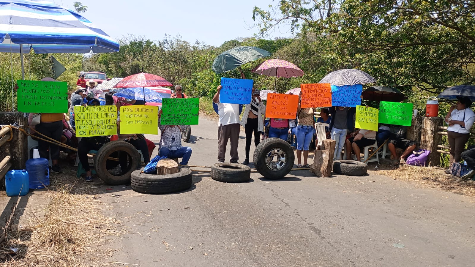 Continúa bloqueo carretero al Salto de Eyipantla