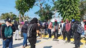 Normalistas de Ayotzinapa protestan en audiencia de policías ligados a asesinato de Yanqui Kothan