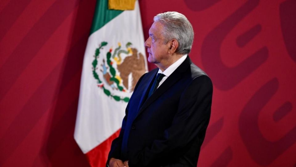 AMLO reitera que entregará banda presidencial a una mujer