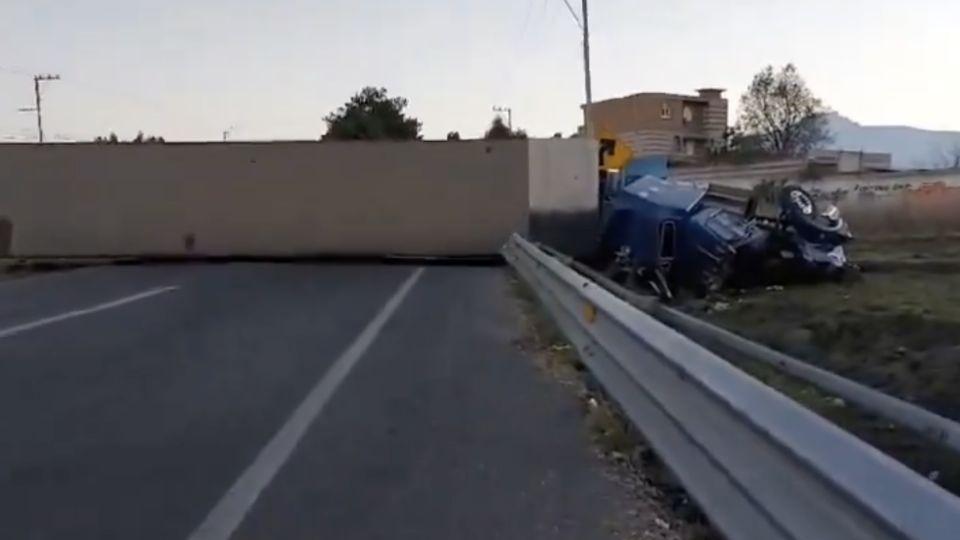 Conductor prefirió volcar su tráiler que ser asaltado en Puebla