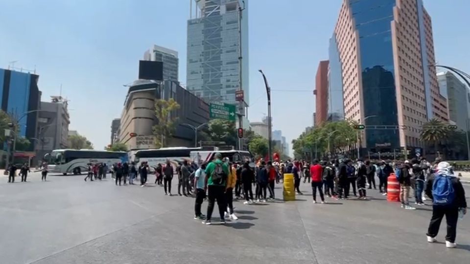 Normalistas bloquean Paseo de la Reforma y Bucareli; vandalizan lo que encuentran a su paso