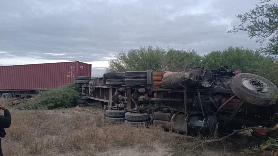 Volcadura de tráiler en carretera Victoria-Zaragoza deja un militar muerto