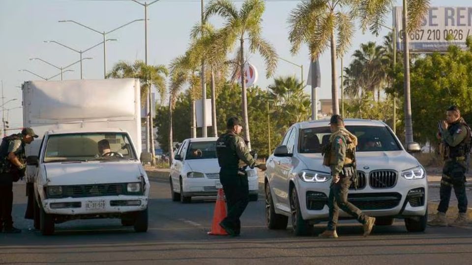 Secuestro de 66 personas en Sinaloa, por confrontación entre grupos criminales, dice AMLO