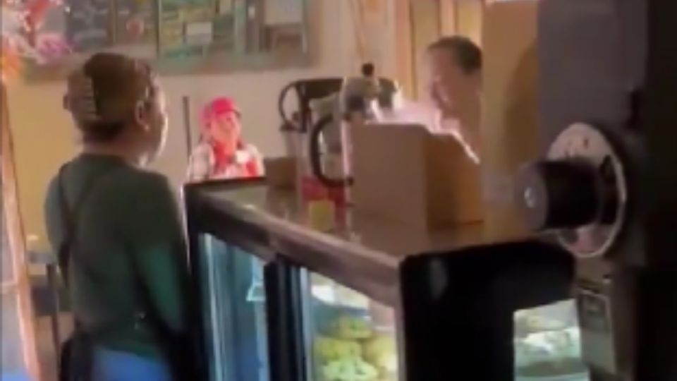 Extranjera agrede a trabajadora de una cafetería en Guanajuato; la exhiben en redes