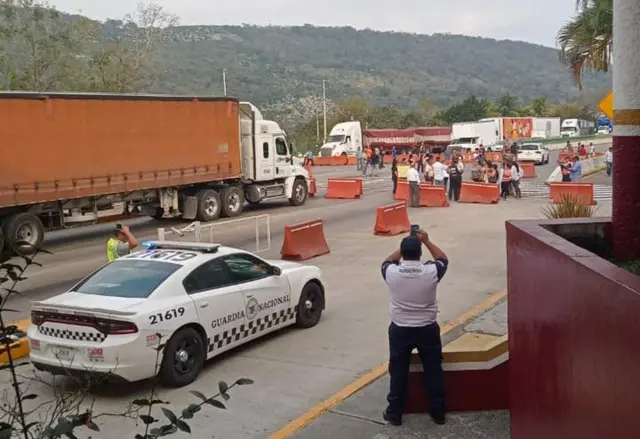 Caos vial y asaltos tras bloqueos en autopista de Córdoba y en Totutla