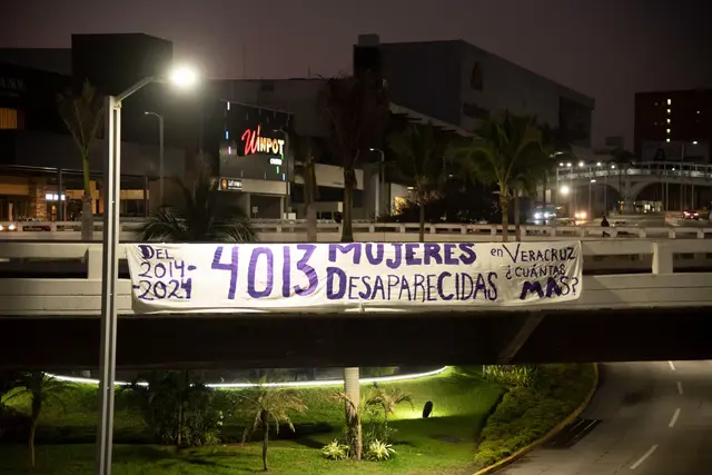 Feministas cuelgan lonas por 5 mil desaparecidas en Veracruz