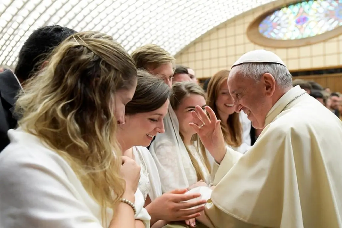 Las mujeres «siguen sufriendo violencia, desigualdad y maltratos», dice el papa Francisco