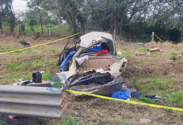 Dos muertos tras volcadura de camionetas en carretera de La Tinaja