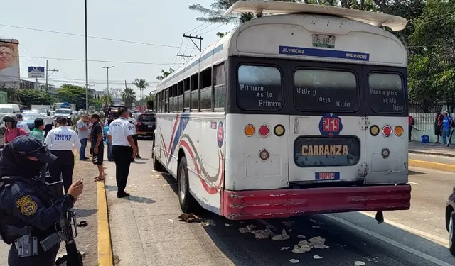 Muere motorepartidor atropellado por camión urbano en Boca del Río