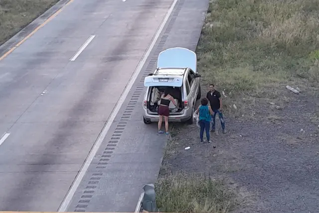 Familia detiene auto en autopista de Córdoba por falla y es asaltada