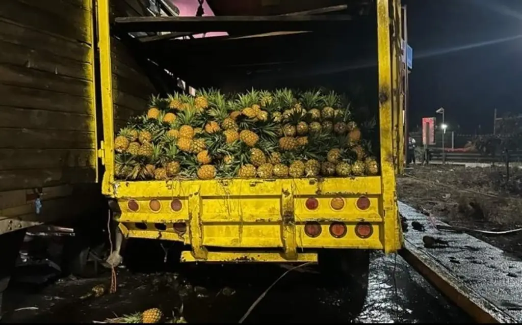 Se incendian tráiler y camión cargado de piña en La Tinaja-Ciudad Isla