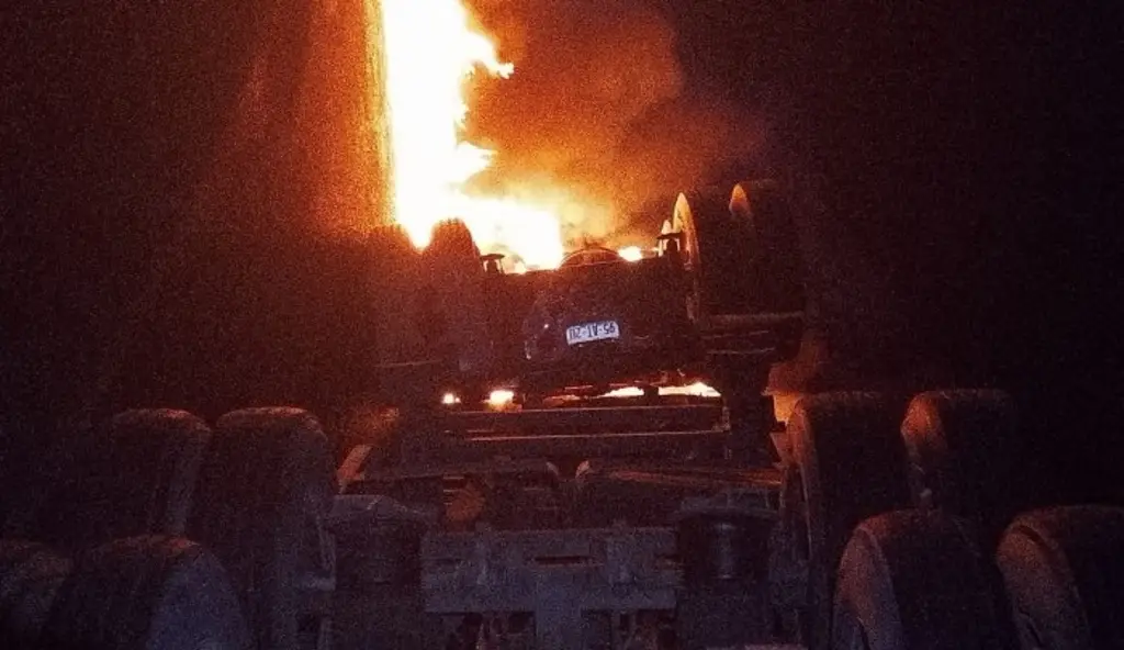 Tráiler vuelca y se incendia en autopista Orizaba – Puebla