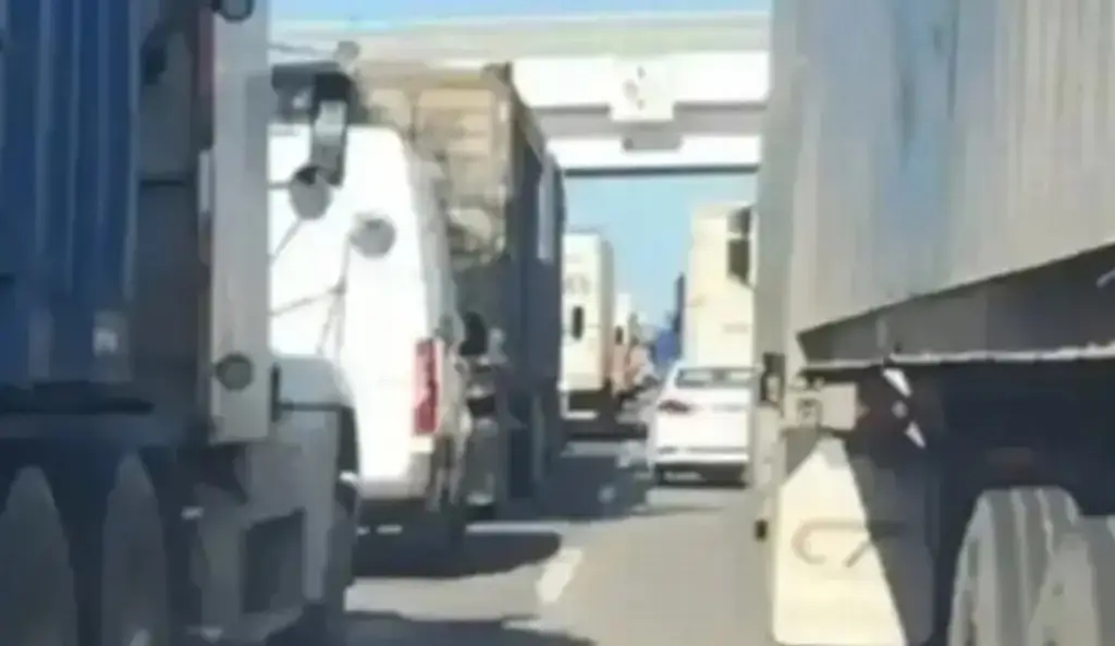 Reportan hasta 5 kilómetros de fila en autopista de Veracruz