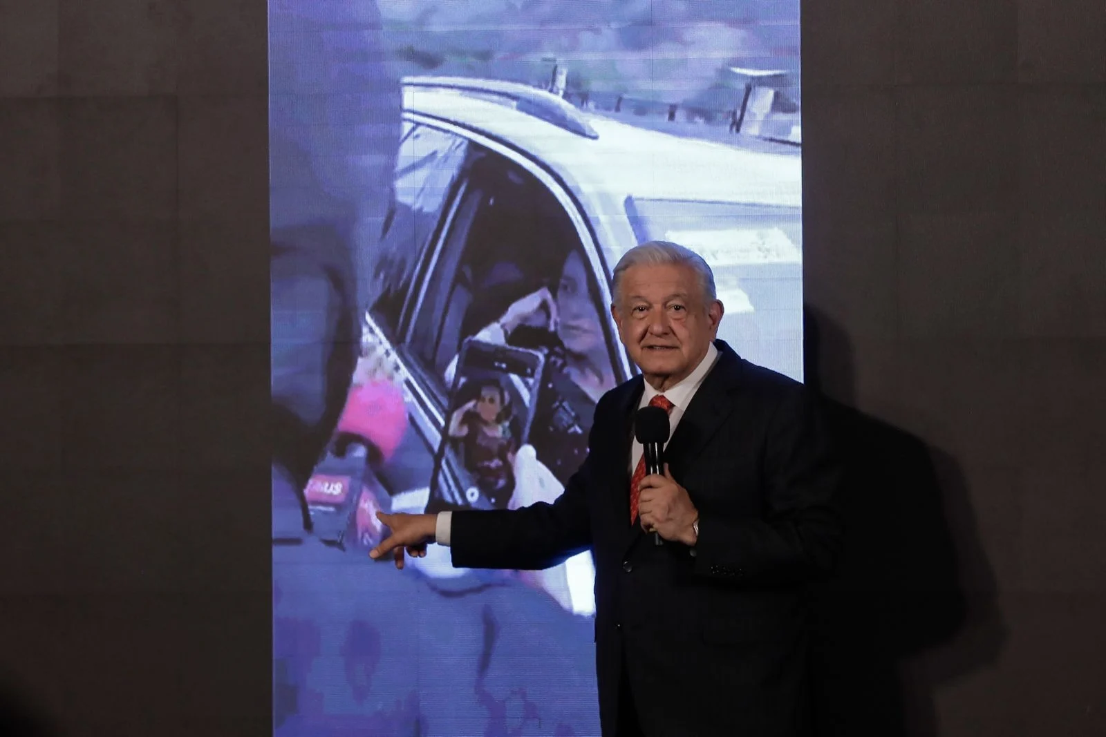 «Fue un montaje» acusa AMLO sobre encapuchados que retuvieron a Sheinbaum