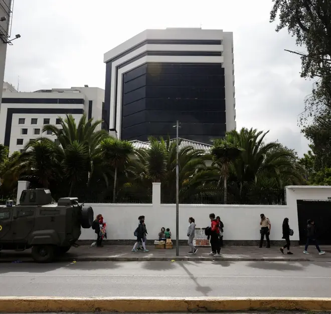 «Estas acciones han sido un error»: Casa Blanca condena ataque a la embajada de México en Ecuador