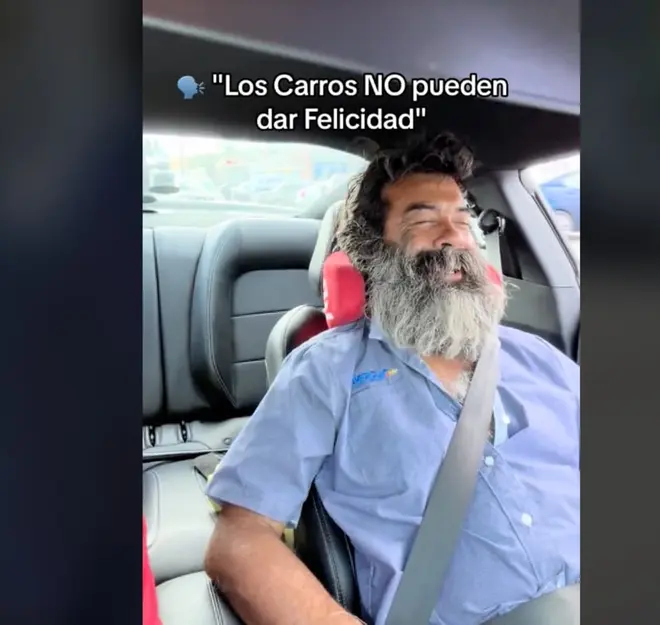 Invitan a indigente a subirse al Mustang que admiraba; conmueve su sonrisa