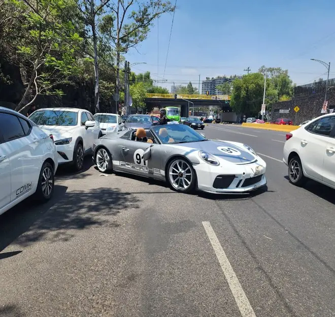 Jugaba a la F-1 en avenida Universidad: chocó 7 autos y no tiene seguro