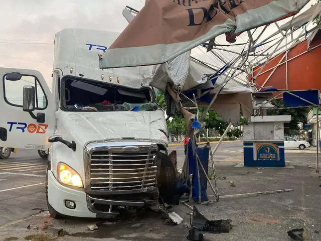 Tráiler queda destrozado al impactarse contra refaccionaria en Veracruz