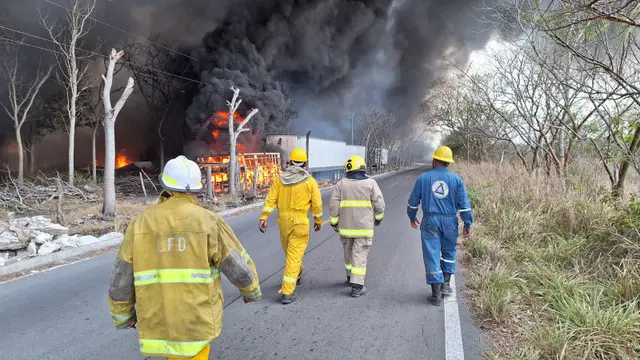 Sofocado incendio en corralón sobre carretera en Rinconada