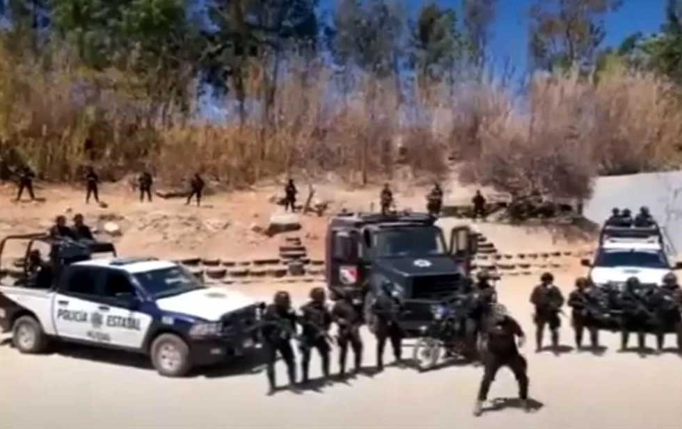 Policías de Oaxaca graban ¡corrido tumbado! con artista que le canta a «Chapitos»