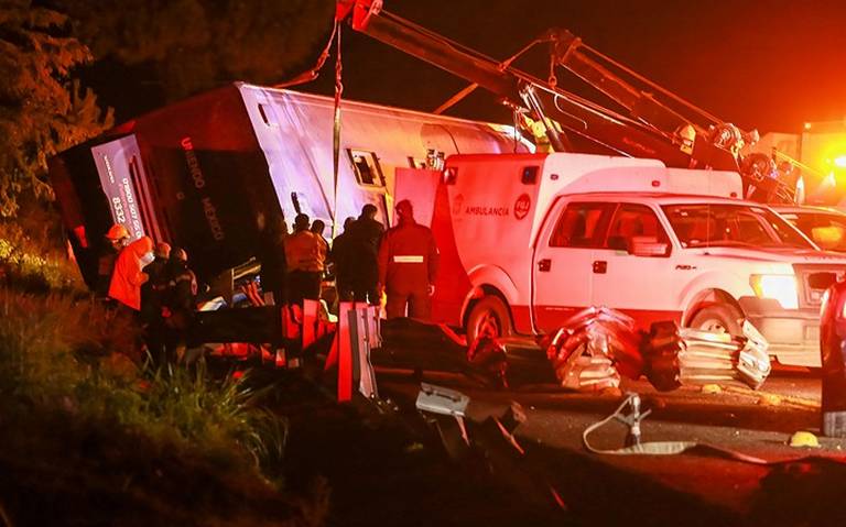 Confirma PC dos muertos y 50 heridos tras volcadura de autobús, en Papantla