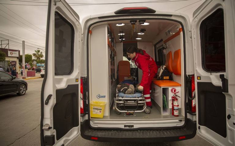 Tres policías estatales lesionados al volcar su patrulla, en Cosoleacaque