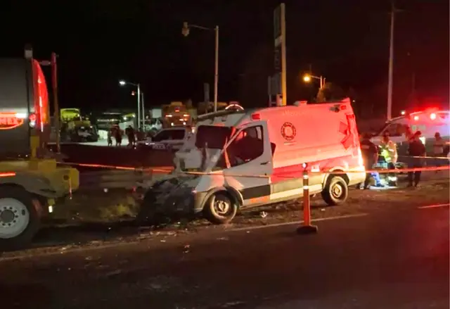 Ambulancia choca con tráiler en el sur de Veracruz; un muerto y 3 lesionados