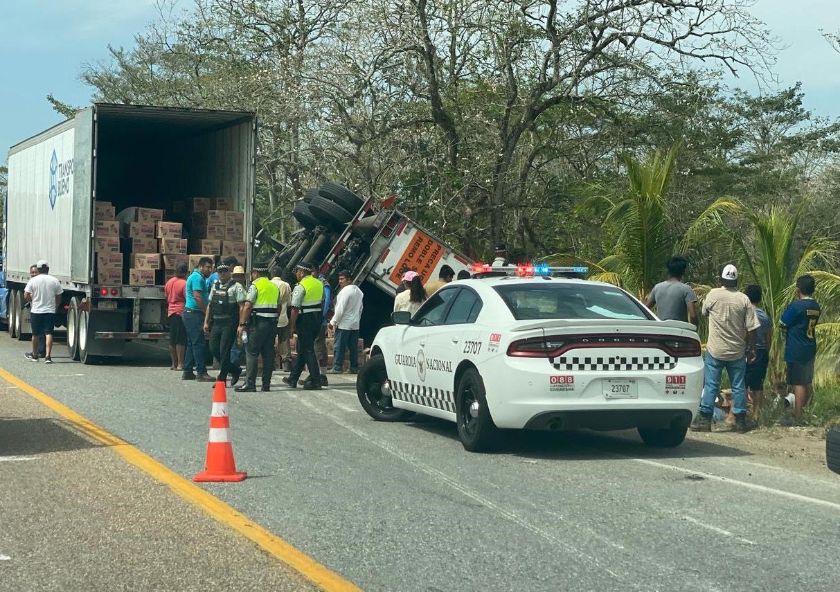 Camión se accidenta y pobladores de San Juan Evangelista ayudan a pasar mercancía a otro remolque