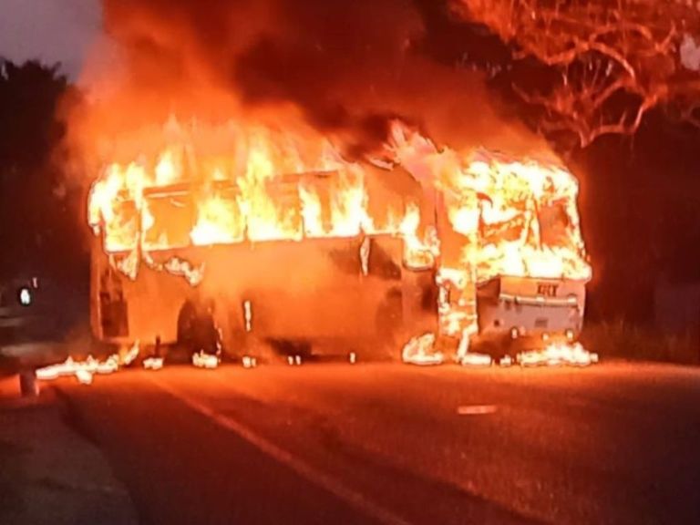 Hombres armados queman autobús; mujer logra sacar a su hijo por una ventana del camión, ella muere