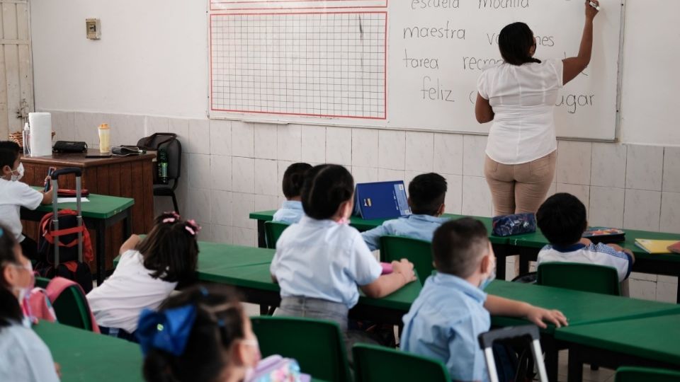 Estudiante de secundaria en Puebla golpea brutalmente a su maestra por regañarlo