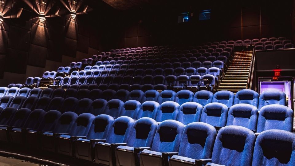 Seguridad intenta sacar a niños de un cine; gerente los invita a una función