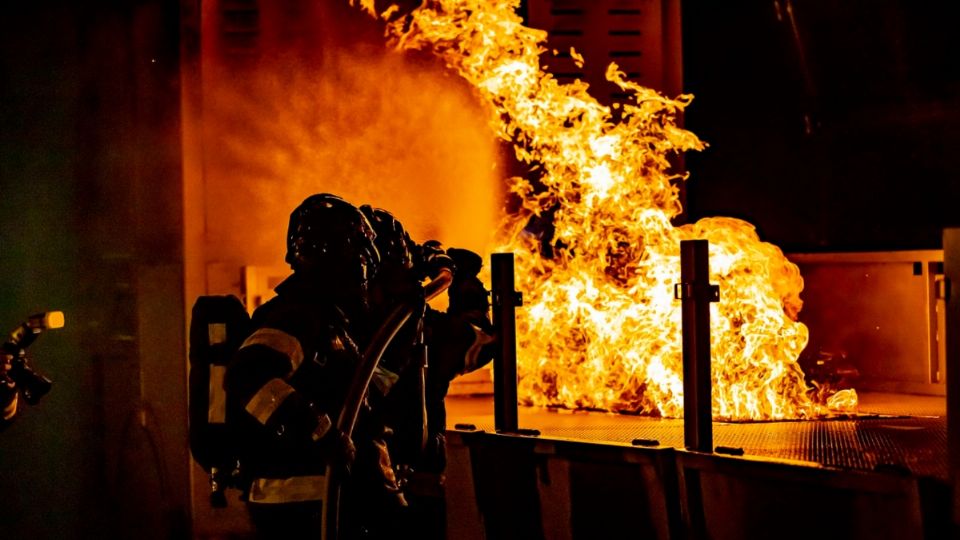 Adulta mayor y sus mascotas mueren calcinados; una veladora, la causa del incendio