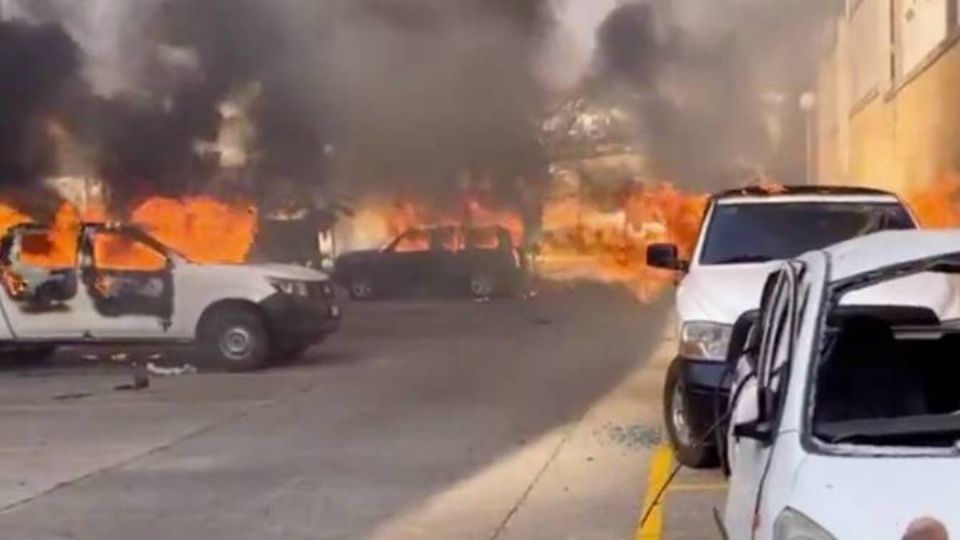 Normalistas de Ayotzinapa arrojan petardos e incendian autos en Palacio Municipal en Chilpancingo