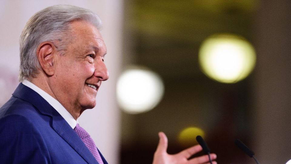 AMLO celebra rechazo del INE para prohibir las «mañaneras»