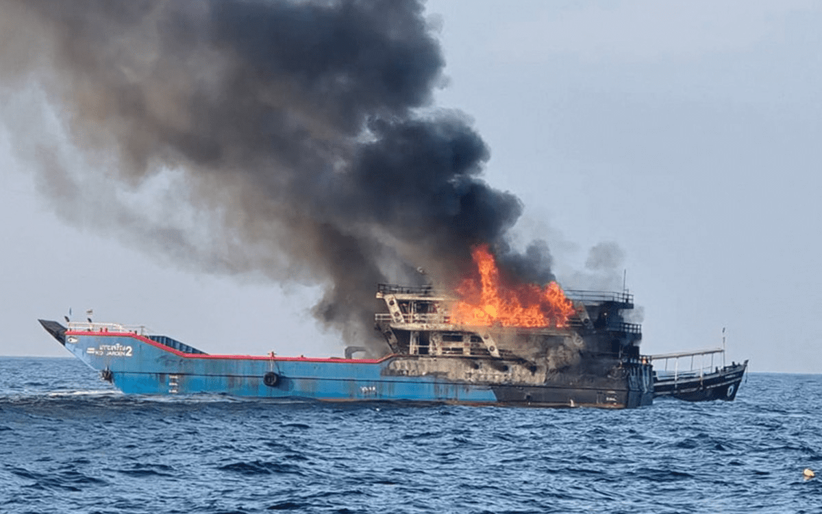 Pasajeros se lanzan al mar mientras incendio consume ferry en Tailandia