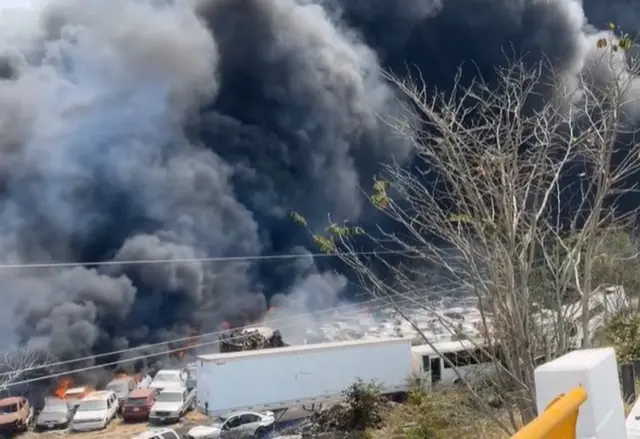 Lote de autos se incendia en Rinconada, en Emiliano Zapata