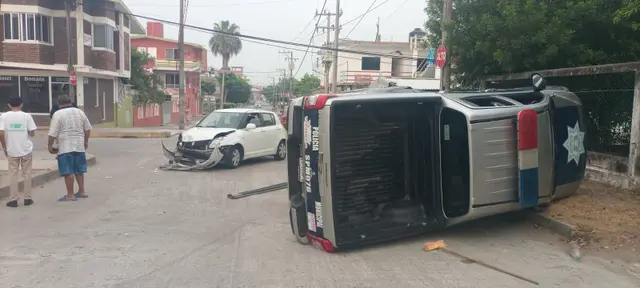 Policías de Tecolutla vuelcan en patrulla municipal seminueva