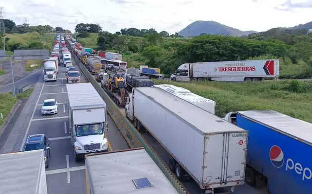 Use otras rutas: bloqueo por accidente en la Córdoba-Veracruz